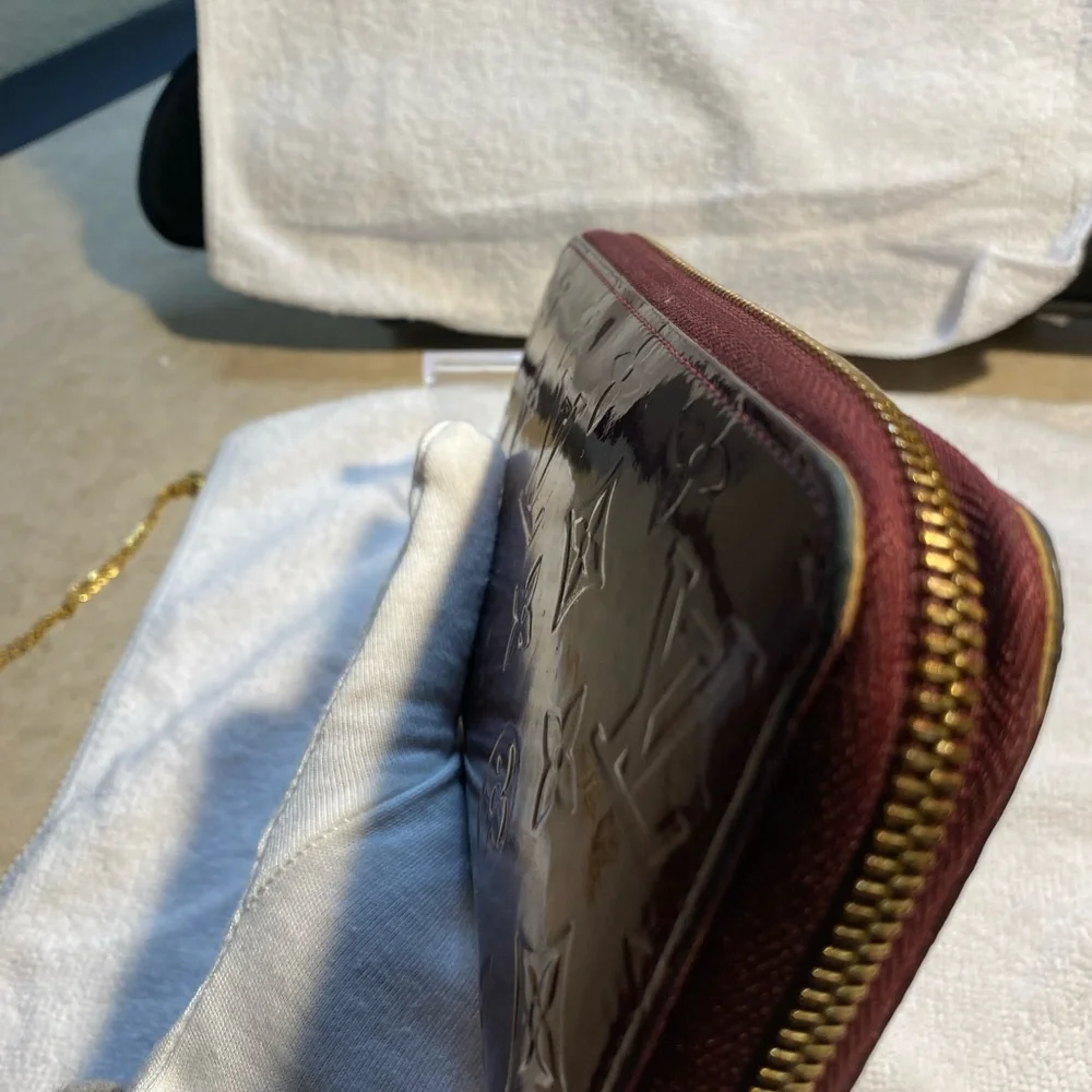 Louis Vuitton authentic vin Burgundy Monogram Vernis Zippy